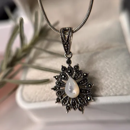 Pandantiv din argint cu marcasite si sidef alb 17-1-i37529