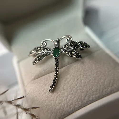 Brosa libelula din argint cu agat verde si marcasite 16-1-i51247V