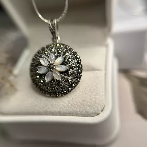 Pandantiv rotund din argint cu marcasite si floare din sidef 17-1-i47255