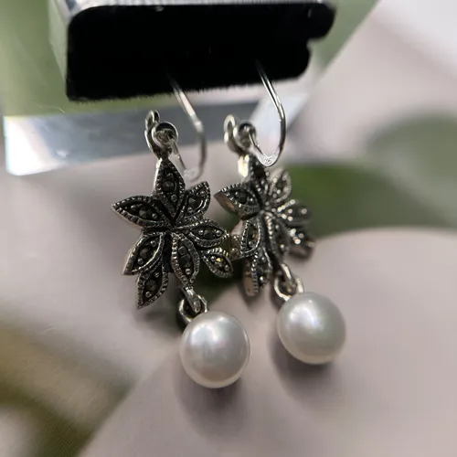 Cercei lungi din argint model floare cu marcasite si perla de cultura 11-1-i53260