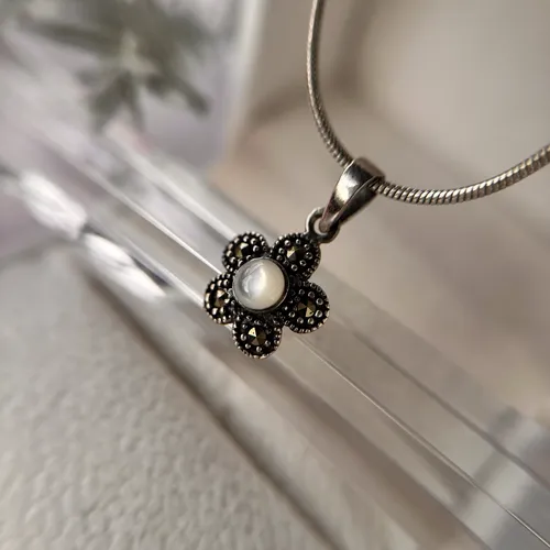 Pandantiv floricica din argint cu marcasite si sidef alb 17-1-i53265